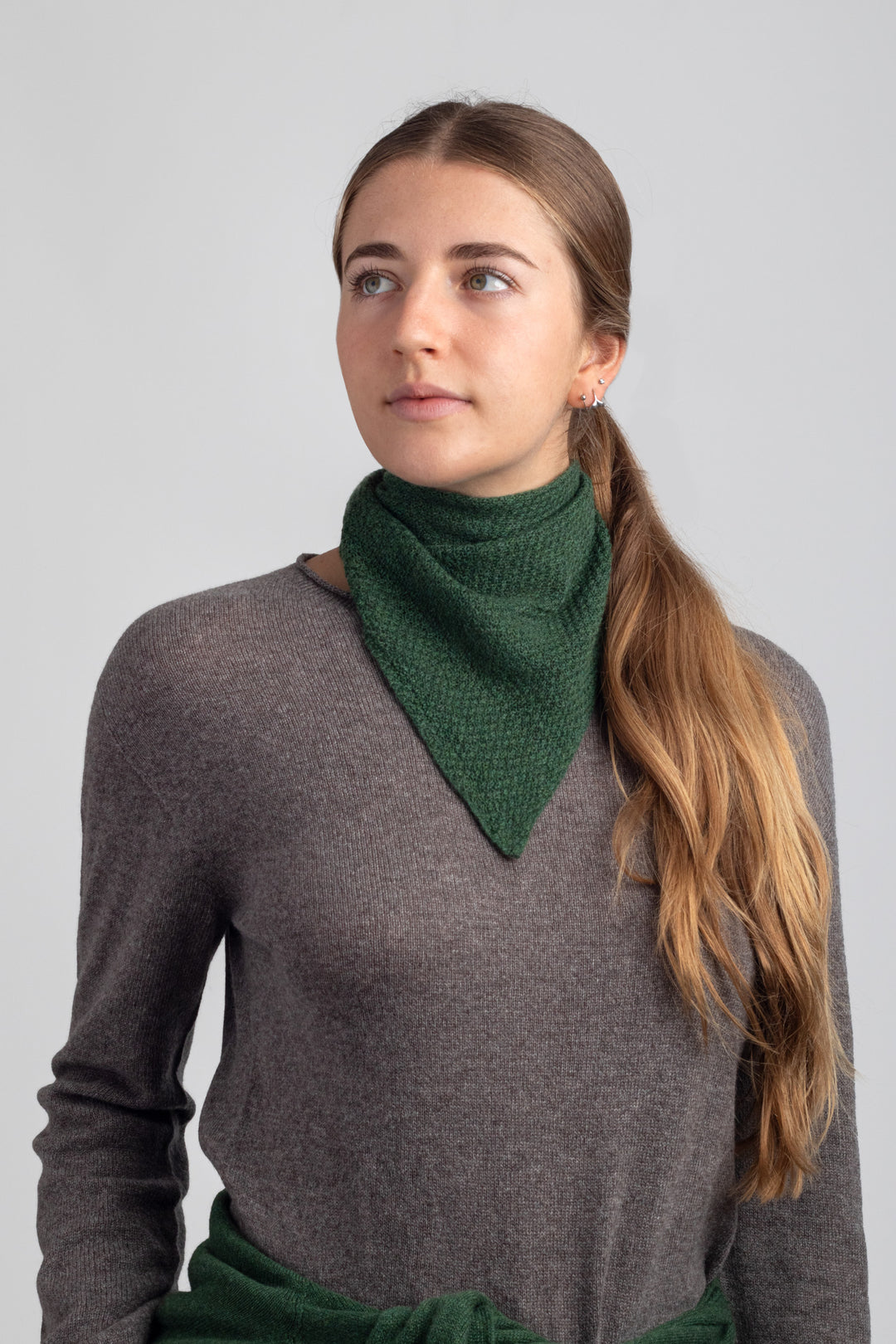 Cashmere triangle scarf #colour_serpentine